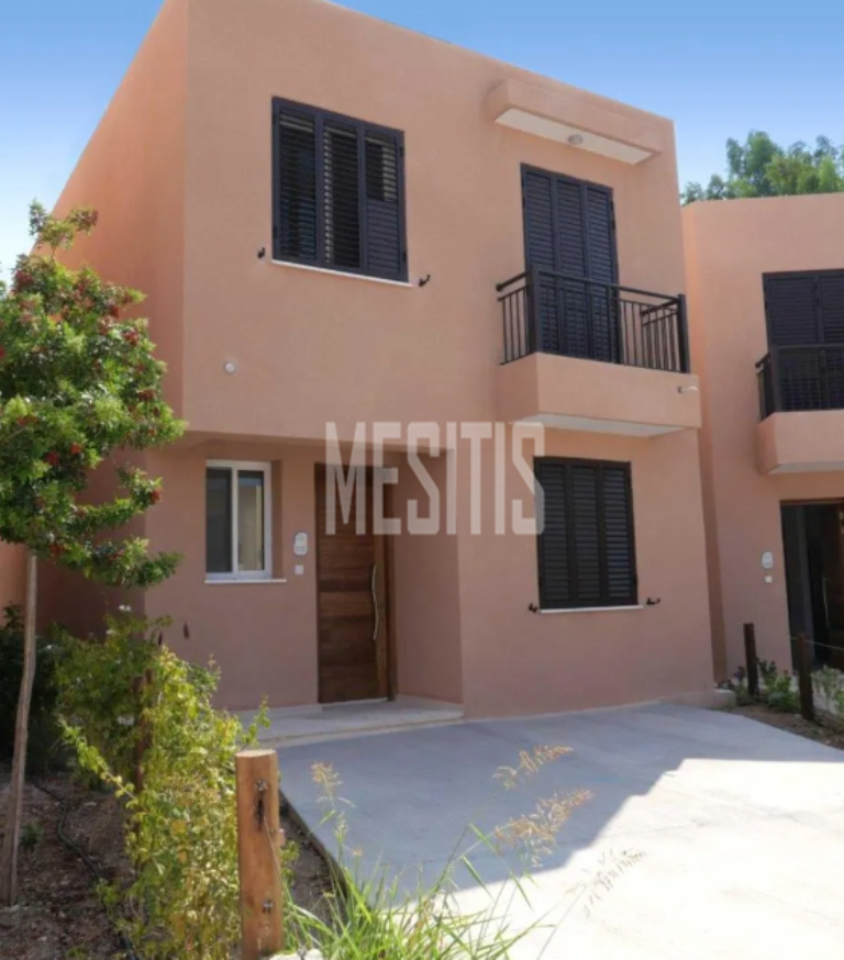 Stunning 3 Bedroom Villa For Sale In Kato Pafos - With Communal Swimming Pool_28657